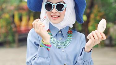 12 Gaya Hijab Dan Baju Muslimah Keren Ala Indah Nada Puspita Fimela Fimela Com