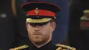 <p>Pangeran Harry ditugaskan untuk berjaga di sekitar peti jenazah Ratu Elizabeth II di Westminster Hall, di Istana Westminster, London, Sabtu (17/9/2022). Sejak meningggal, Pangeran Harry mengenakan pakaian sipil di acara-acara publik sejak sang ratu meninggal. (Chris Jackson/Pool Photo via AP)</p>