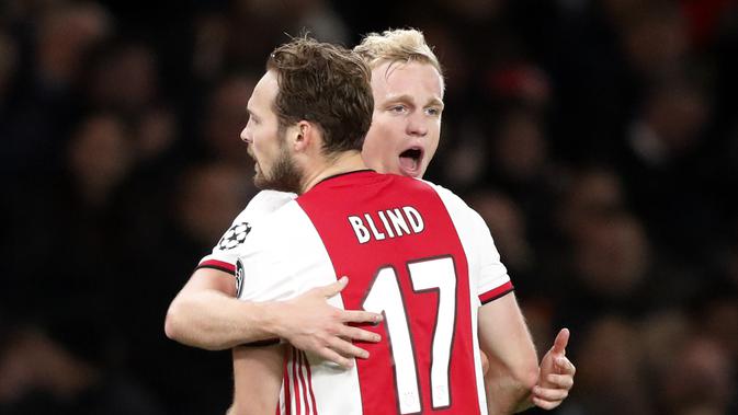 Gelandang Ajax, Donny van de Beek (kanan) berselebrasi usai mencetak gol ke gawang Chelsea pada pertandingan lanjutan Grup H Liga Champions di Stamford Bridge, London (5/11/2019). Chelsea bermain imbang 4-4 atas Ajax. (AP Photo/Frank Augstein)