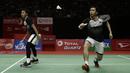 Ganda putra Indonesia, Mohammad Ahsan/Hendra Setiawan, saat menghadapi Fajar Alfian/Muhammad Rian Ardianto, pada laga Indonesia Masters 2020 di Istora Senayan, Jakarta, Sabtu (18/1). Ahsan/Hendra menang tiga gim dengan skor 21-12, 18-21, dan 21-17. (Bola.com/Yoppy Renato)