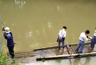 pelajar di lampung gunakan rakit untuk sekolah. (Liputan6.com/Ardi)