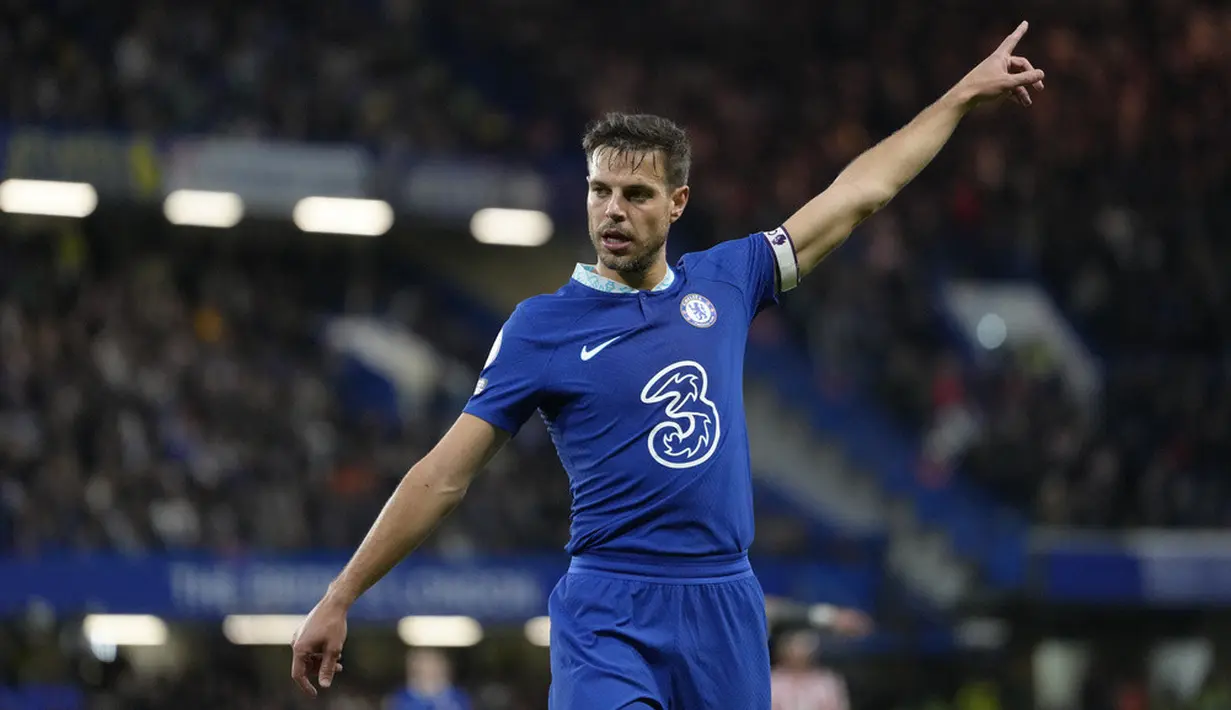 <p>Ada pemandangan menarik ketika wasit meniup peluit akhir pertandingan. Para penonton di Stamford Bridge terlihat menyoraki para pemain Chelsea dan Frank Lampard. (AP Photo/Kirsty Wigglesworth)</p>