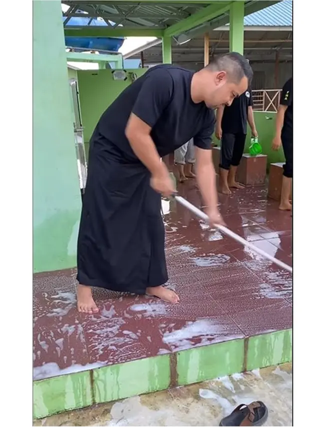 6 Potret Kegiatan Artis Jelang Ramadan, Sultan Djorghi Ikut Bersihkan Masjid