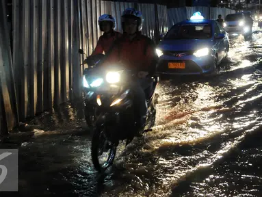 Sejumlah pengendara melintasi genangan air di kawasan Fatmawati, Jakarta, Minggu (24/7). Buruknya drainase di sejumlah kawasan ibu kota sering kali menyebabkan genangan air setinggi 20-50cm usai hujan mengguyur Jakarta. (Liputan6.com/Helmi Afandi)