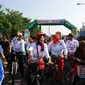 Sebanyak 22 ribu lebih peserta Gowes Pesona Nusantara (GPN) 2017 berjubel di Alun-alun Kabupaten Brebes, Jawa Tengah, Minggu pagi, 3 September 2017. (Liputan6.com/Fajar Eko Nugroho)