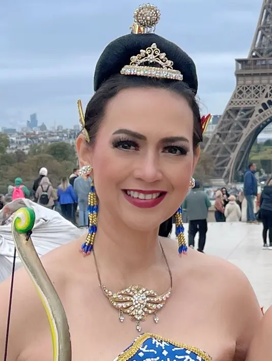 Mengenakan pakaian kostum tari lengkap di menara Eiffel, Ira berharap mendiang ayahnya bisa bangga. Tidak hanya sekedar mengenakan kostum, tapi juga menari di menara Eiffel. Ira dan rombongan membawa seni budaya Jawa ke Paris. Dulu, Papa Ira juga kerap menari Jawa di berbagai negara Eropa. [Instagram/irawbw]