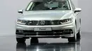 Menurut Martin Winterkorn (chairman of the board at Volkswagen), Passat baru memberikan jawaban sesuai tren otomotif, ini adalah mobil kelas premium tanpa biaya premium. (3/7/2014). (AFP PHOTO/DPA/Ralf Hirschberger)