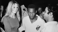 Pele. Lagi-lagi terganjal oleh aturan. Pele sama sekali tidak pernah memperkuat satu pun tim Eropa meski talentanya tidak dapat dipungkiri sebagai yang terbaik. Akhirnya ia dianugerahi Ballon d'Or Kehormatan pada 2013. (AFP Photo)