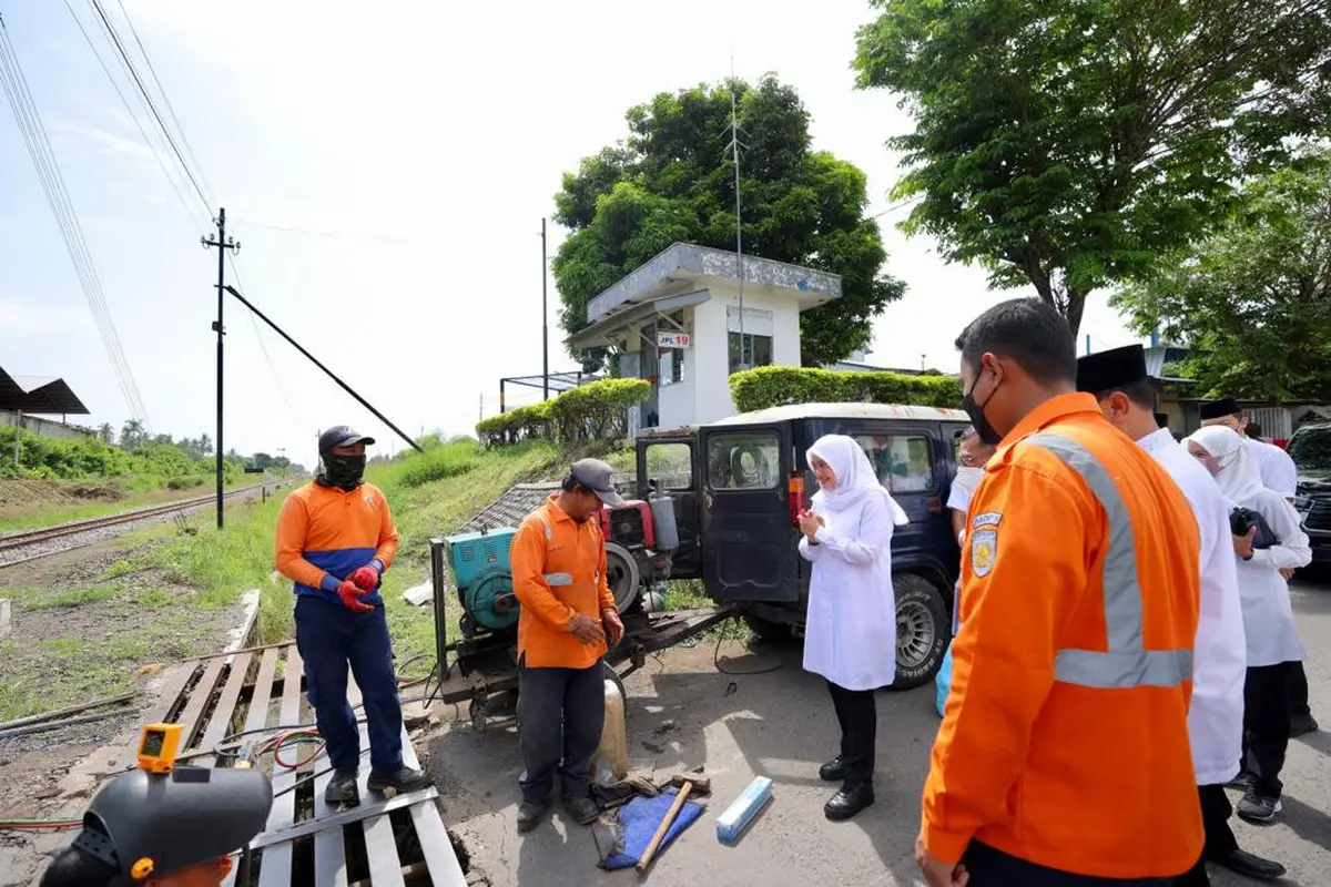 Bupati Banyuwangi Ipuk Fiestiandani (baju putih) menijau JPL 19 Stasiun Argopuro Banyuwangi (Istimewa)