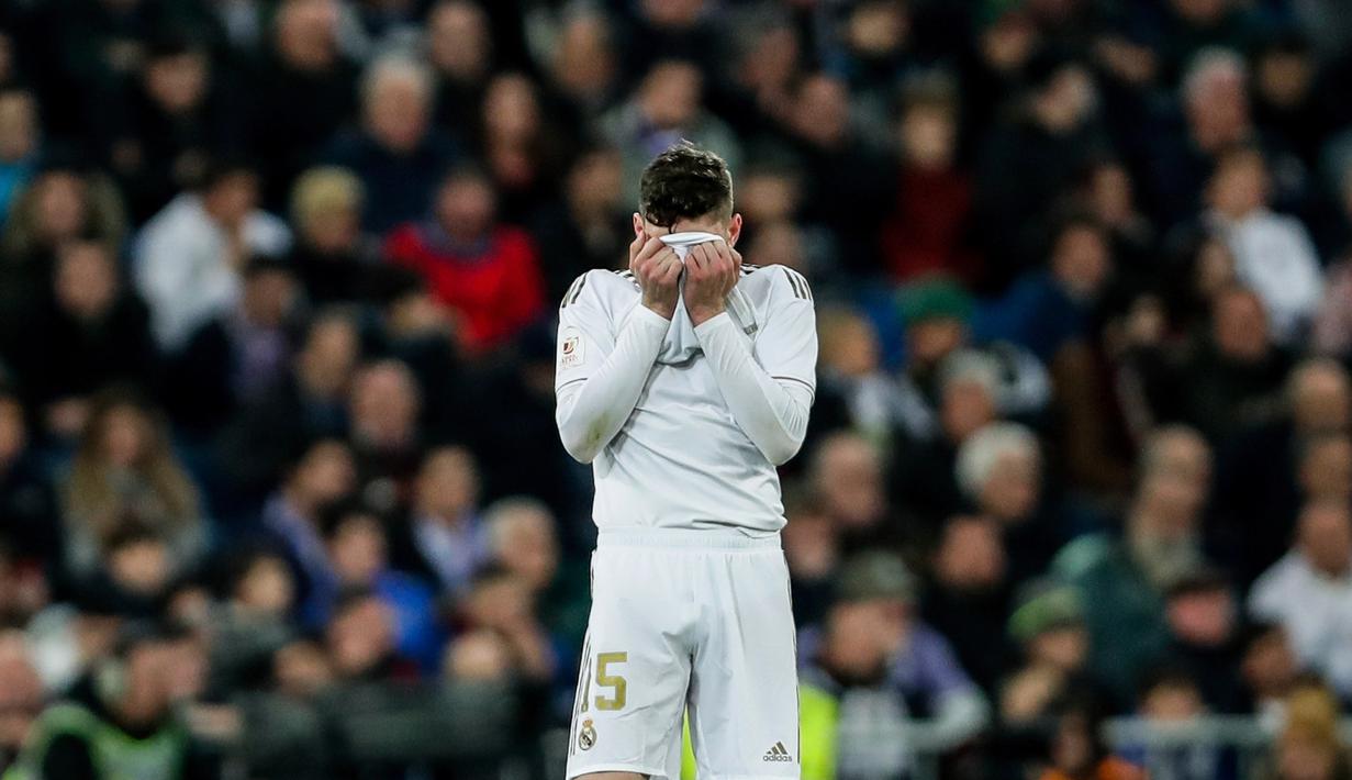 Reaksi gelandang Real Madrid, Federico Valverde pada laga perempat final Copa del Rey melawan Real Sociedad di Santiago Bernabeu, Kamis (6/2/2020). Real Madrid gagal melaju ke semifinal Copa del Rey setelah dibungkam Real Sociedad dengan skor 3-4. (AP Photo/Manu Fernandez)