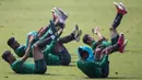 Para pemain Timnas Indonesia U-22 melakukan pendinginan saat latihan di Lapangan SPH Karawaci, Banten, Selasa (8/8/2017). Latihan dilakukan sebagai persiapan jelang SEA Games 2017 Malaysia. (Bola.com/Vitalis Yogi Trisna)