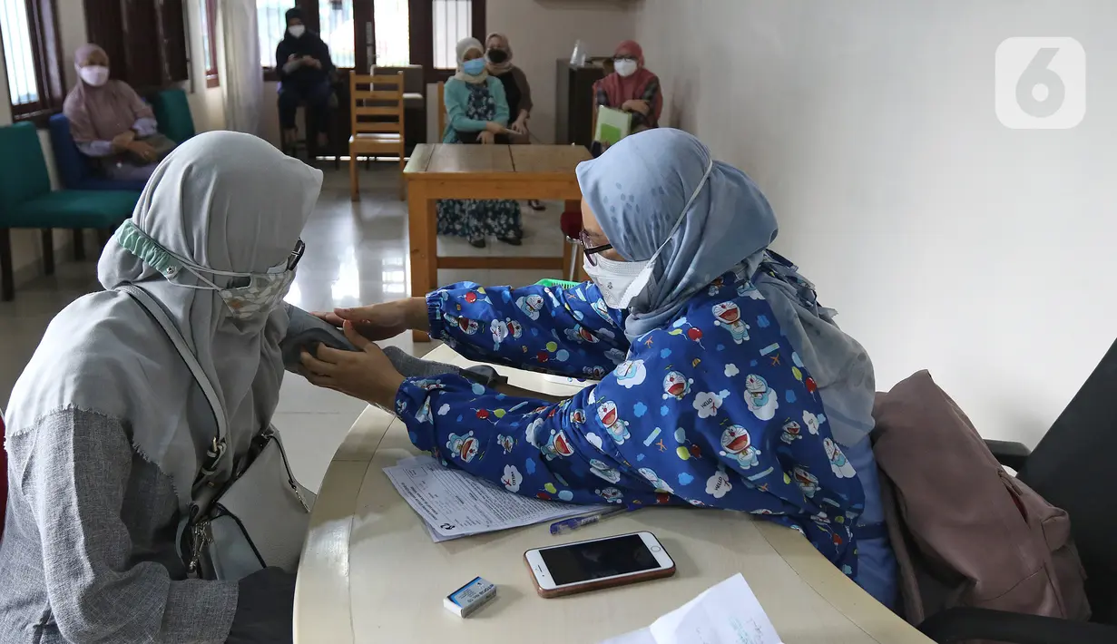 Petugas memeriksa tensi sebelum penyuntikkan vaksin Covid-19 kepada ibu hamil di RSIA Tambak, Jakarta, Rabu (18/8/2021). Vaksinasi bagi ibu hamil dan menyusui yang dilakukan sekali dalam sepekan menggunakan vaksin jenis Sinovac ini dibatasi jumlahnya hanya 60 peserta. (Liputan6.com/Herman Zakharia)