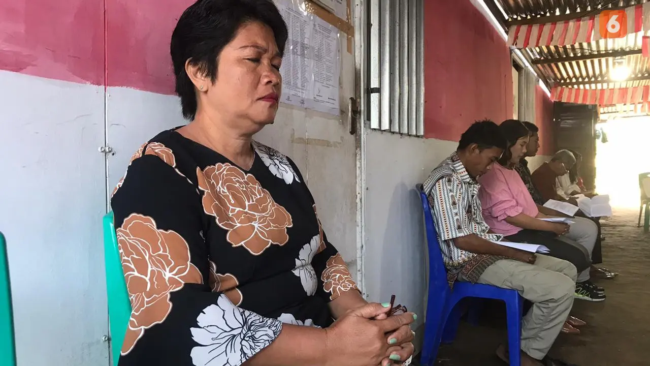 penyintas berdoa saat ibadah paskah