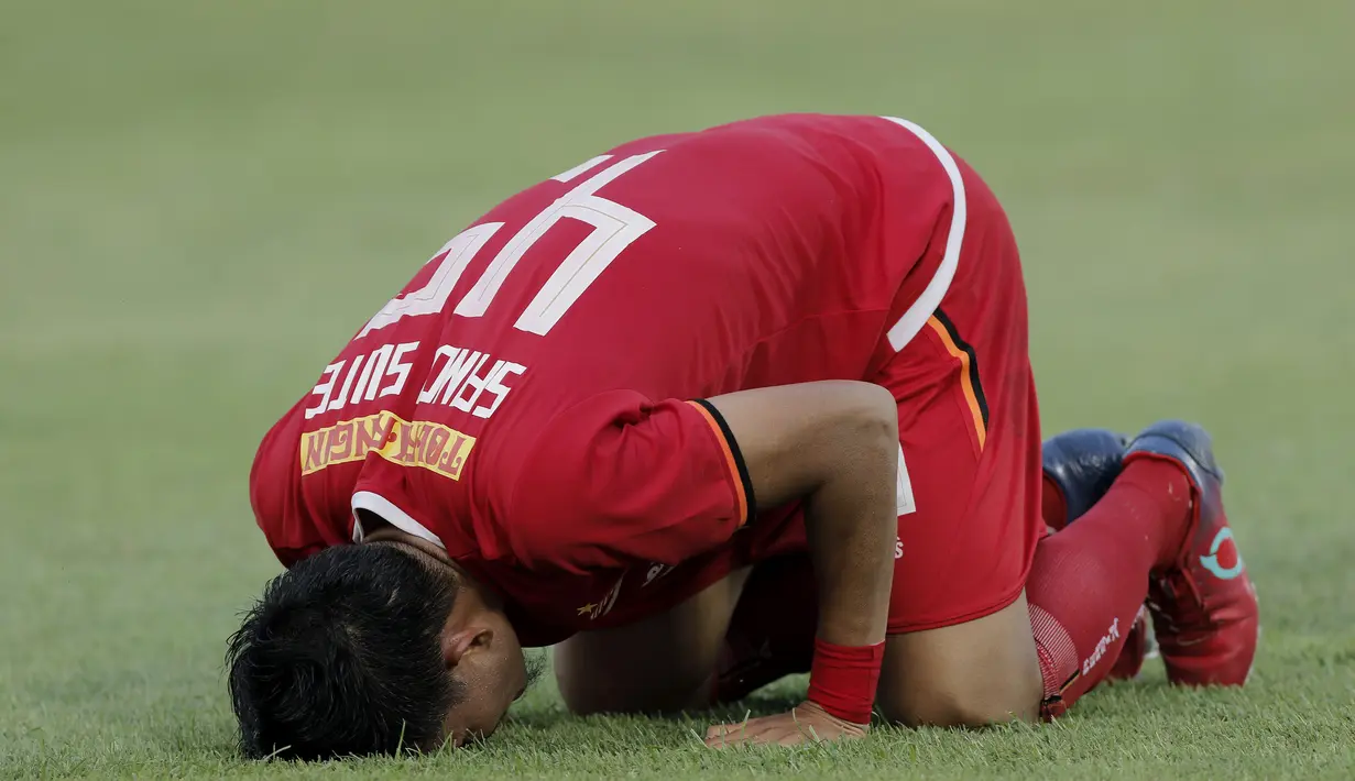 Gelandang Persija Jakarta, Sandi Sute, melakukan selebrasi sujud syukur usai membobol gawang Kalteng Putra pada laga Liga 1 2019 di Stadion Madya, Jakarta, Selasa (20/8). Persija menang 3-0 atas Kalteng Putra. (Bola.com/M Iqbal Ichsan)