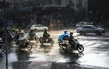 8 Cara Mencegah Celana Bagian Bawah Basah saat Naik Motor Ketika Hujan