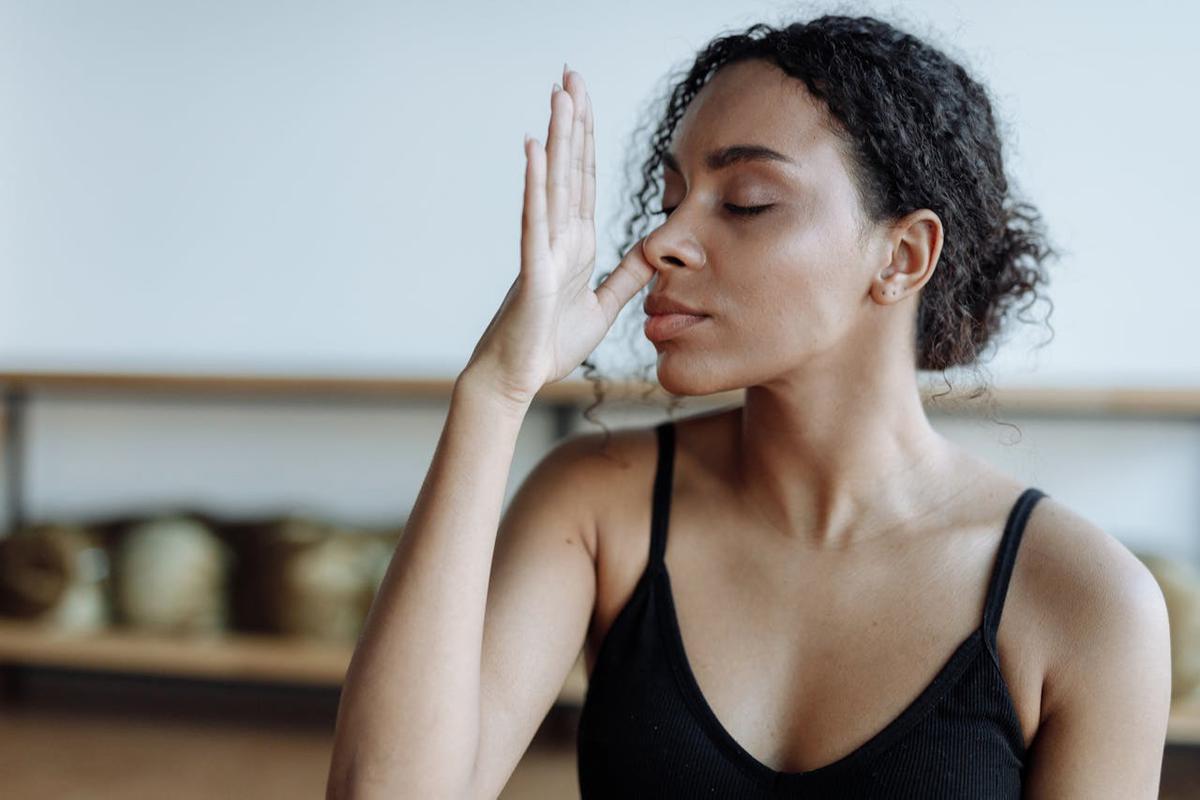 Mau Rambut Lebih Kuat dan Sehat? Lakukan 5 Pose Yoga Ini di Rumah