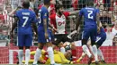 Kiper Chelsea, Willy Caballero jatuh saat berebut bola dengan pemain Southampton, Charlie Austin pada laga semifinal Piala FA di Wembley stadium, London, (22/4/2018). Chelsea menang 2-0. (AP/Frank Augstein)