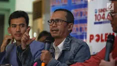Kepala Biro Komunikasi dan Layanan Masyarakat Kemendikbud Ari Santoso saat memberikan paparan dalam diskusi polemik terkait Ribut-ribut Full Day School di Warung Daun, Jakarta (17/6). (Liputan6.com/Faizal Fanani)