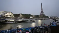 Sebanyak 205 kontingen dari negara peserta mengikuti defile pembukaan Olimpiade Paris 2024 dengan menggunakan 85 kapal menyusuri sungai Seine sejauh 6 km dari jembatan Austerlitz menuju Trocadero, dekat Menara Eiffel. (Manan VATSYAYANA / AFP)
