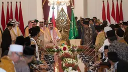 Suasana pertemuan antara Raja Salman bin Abdulaziz al-Saud yang ditemani Presiden Jokowi dengan sejumlah tokoh Islam di Istana Merdeka, Jakarta, Kamis (2/3).(Liputan6.com/Pool/Rosa Pangabean)