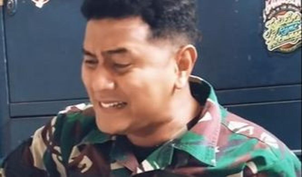 Prajurit berseragam loreng itu sangat menghayati saat membawakan lagu berjudul 'Wirang'.