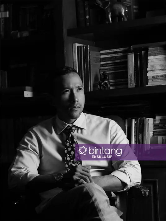 "Itu 25 tahun dari SD, SMP, SMA, Sarjana ada dua lalu S2. Saat mendalami ilmu itu saya suka musik, nonton film dan lain sebagainya. Terkadang saya juga suka mengimitasi suara aktor dan lain sebagainya," lanjutnya. (Adrian Putra/Bintang.com)