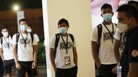Pemain Timnas Indonesia saling menjaga jarak saat tiba di Stadion Madya, Jakarta. (Foto: Bola.com/M. Iqbal Ichsan)