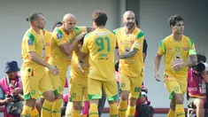 Pemain Persebaya Surabaya merayakan gol yag dicetak oleh Francisco Rivera ke gawang Persita Tangerang dalam laga pekan kedua BRI Super League 2025/2026 di Indomilk Arena, Tangerang, Sabtu (16/8/2025) sore WIB. (Bola.com/Abdul Aziz)