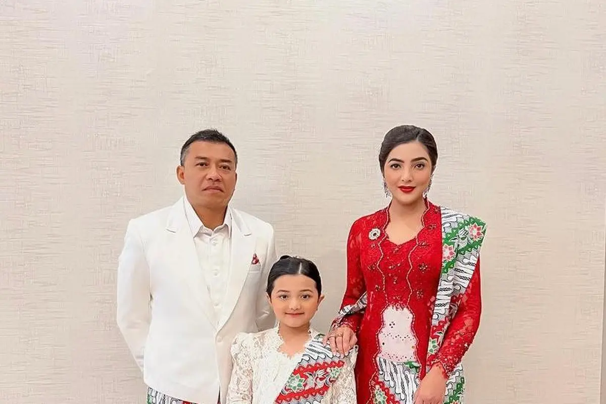 8 Pesona Arsy Hermansyah Pakai Kebaya Putih Saat Ikut Lomba Nyanyi Kejuaraan Dunia di Amerika Serikat