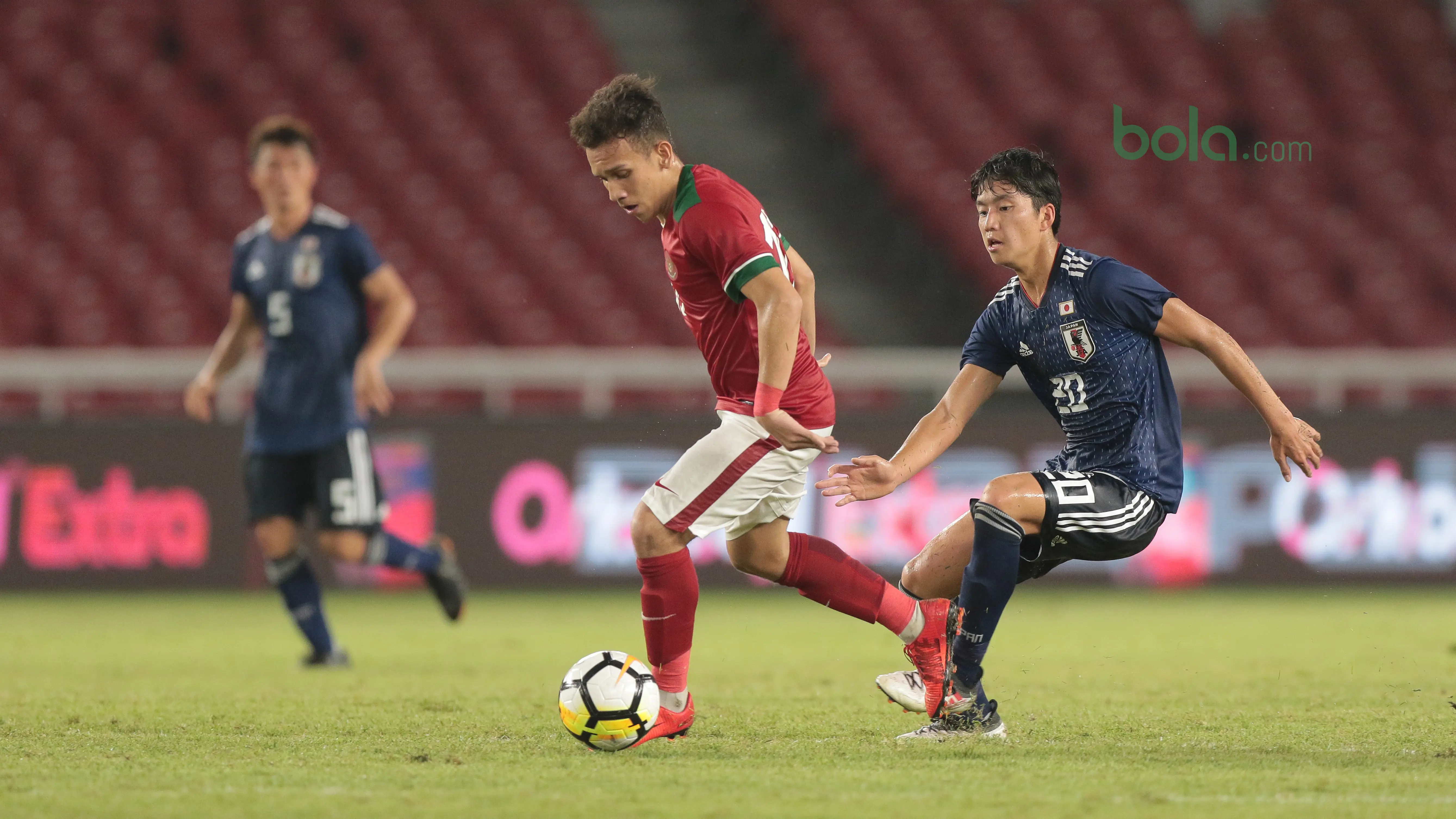 Pemain Timnas Indonesia U-19, Egy Maulana Vikri menggiring bola saat diadang pemain Jepang U-19 pada laga uji coba di Stadion Utama GBK, (24/3/2018). Indonesia U-19 Kalah 1-4. (Bola.com/Nicklas Hanoatubun)