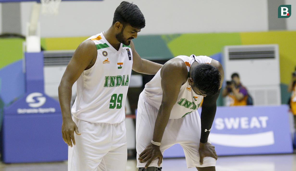 Dua pebasket India, Maruthan Kasi Rajan dan Annadurai tertunduk lesu usai kalah 68-78 kontra Indonesia pada final Invitation Tournament Asian Games 2018 di GBK Hall Basket, Jakarta. (Bola.com/Peksi Cahyo)