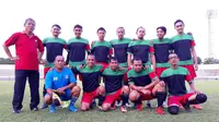 Sartono Anwar (berdiri paling kiri) mendampingi tim sepak bola Jateng di Porwanas 2016. (Bola.com/Istimewa)