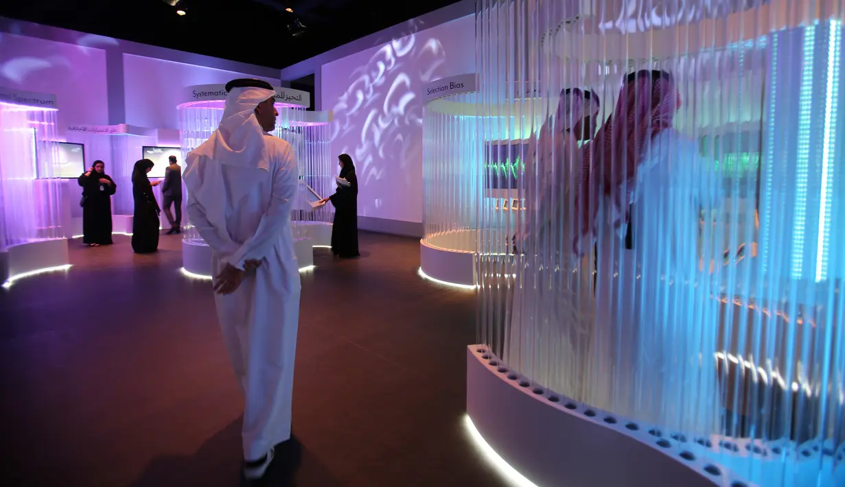 Staf pemerintah dari seluruh dunia mengunjungi Museum Masa Depan di World Government Summit di Dubai, Uni Emirat Arab (12/2). Museum ini menampilkan inovasi dalam desain dan teknologi. (AP Photo / Kamran Jebreili)