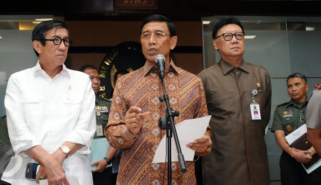 Menkopohukam Wiranto (tengah) mengumumkan pembubaran ormas Hizbut Tahrir Indonesia (HTI) di Jakarta, Senin (8/5). Dalam jumpa pers hadir Kapolri Jenderal Tito Karnavian, Mendagri Tjahjo Kumolo dan Menkumham Yasonna Laoly. (Liputan6.com/Helmi Fithriansyah)