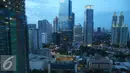 Pemandangan gedung pencakar langit terlihat dari kawasan Sudirman, Jakarta, Sabtu (14/1). Serta proyeksi lembaga-lembaga perekonomian dunia terhadap pertumbuhan ekonomi Indonesia. (Liputan6.com/Immanuel Antonius)