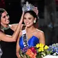 Miss Universe 2014, Paulina Vega saat menyematkan mahkota ke Miss Filipina, Pia Alonzo Wurtzbach usai dinobatkan sebagai pemenang Miss Universe 2015 di The AXIS Las Vegas, AS, Minggu (20/12). (Ethan Miller/Getty Images/AFP)