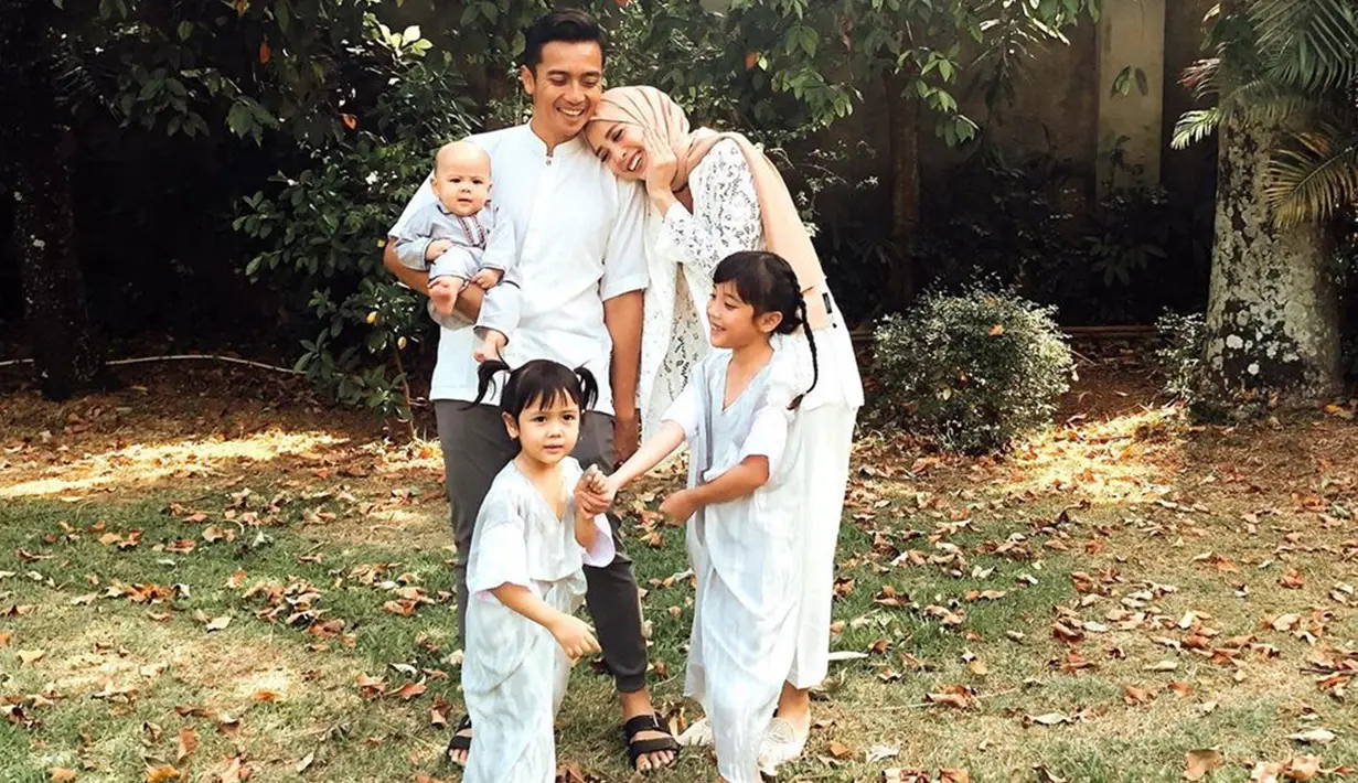 Momen lebaran tahun ini keluarga Fanny Fabriana & Zacky Badrudin makin ramai dengan kehadiran anak ketiga mereka Dylan Arrayan. Selain harmonis keluarga kecil Fanny dan Zacky juga selalu tampil kompak diberbagai kesempatan.(Liputan6.com/IG/fannyfabriana)