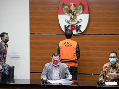 Ketua KPK Firli Bahuri menghadirkan tersangka Wakil Ketua DPR Azis Syamsuddin saat konferensi pers di Gedung KPK Jakarta, Sabtu (25/9/2021). KPK resmi menahan Azis Syamsuddin sebagai tersangka kasus dugaan suap penanganan perkara di Kabupaten Lampung Tengah (Liputan6.com/Faizal Fanani)