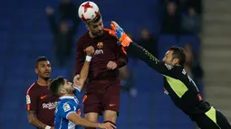 Pemain Barcelona, Gerard Pique berebut bola dengan kiper Espanyol, Diego Lopez pada laga leg pertama perempatfinal Copa del Rey di Stadion RCDE, Kamis (18/1). Barcelona dipermalukan rival sekotanya Espanyol dengan skor 0-1. (AP/Manu Fernandez)