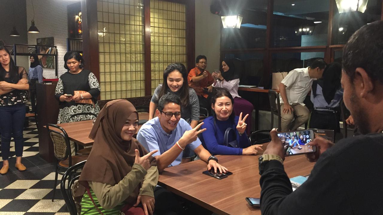 Cawapres Sandiaga Uno diajak berfoto