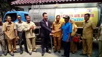 bupati bangkalan Makmun Ibnu Fuad melepas penyaluran air bersih ke Kecamatan Kokop/ Musthofa Aldo 