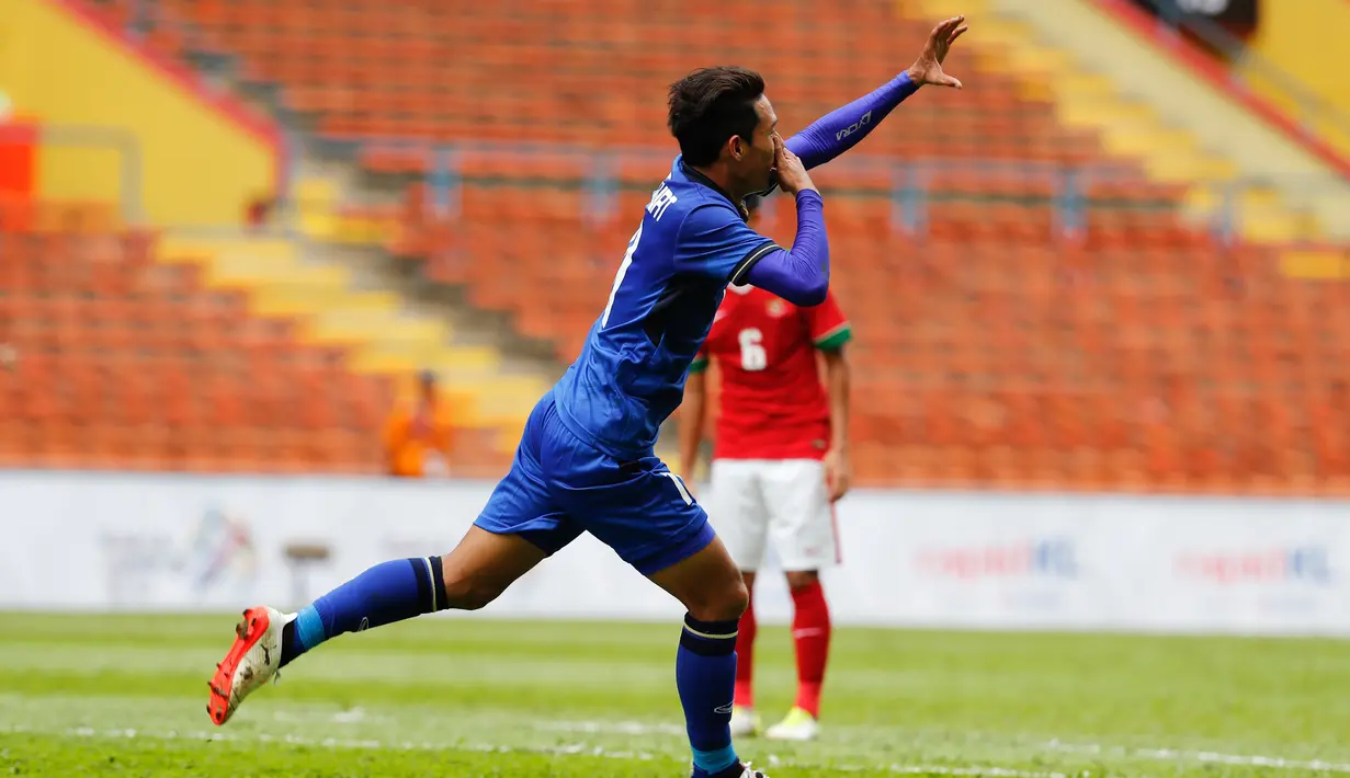 Pemain Thailand, Chaiyawat Buran melakukan selebrasi usai mencetak gol ke gawang Indonesia pada pertandingan SEA Games 2017 di Shah Alam, Malaysia (15/8). Indonesia dan Thailand bermain imbang 1-1. (AP Photo / Vincent Thian)