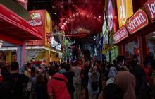 FOTO: Antusiasme Warga Saksikan Pesta Kembang Api hingga Berburu Produk Favorit di Hari Pertama Pembukaan Jakarta Fair 2024