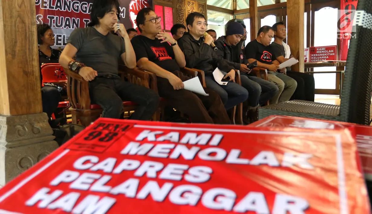 Persatuan Nasional Aktivis 98 (PENA 98) memberikan keterangan pers di Jakarta, Kamis (14/3). Dalam keterangan persnya PENA 98 mendeklarasikan mendukung Pasangan Capres 01 Jokowi-Ma'ruf Amin. (Liputan6.com/Johan Tallo)