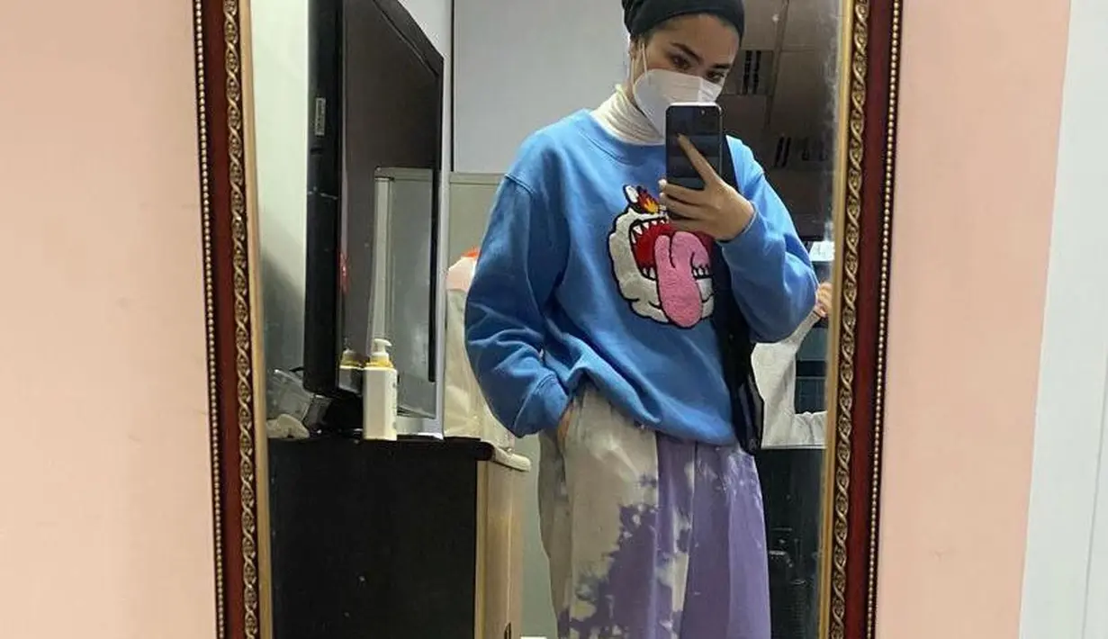 Ingin lebih berwarna? Coba tiru gaya Sivia Azizah berikut ini dengan memadukan sweater dan tie dye pants. Biar makin stylish, bentuk hijab ala turban. (Instagram/siviaazizah).