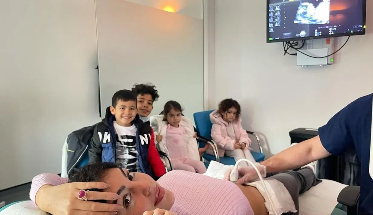 Cristiano Ronaldo dan Georgina Rodriguez kala itu mengumumkan sedang menantikan sepasang bayi kembar. Kini hanya bayi perempuan yang selamat sedangkan bayi laki-laki mereka meninggal dunia  (Foto: Instagram @georginagio)