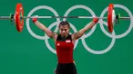 Lifter putri Indonesia, Sri Wahyuni Agustiani saat tampil di kelas 48 kilogram pada Olimpiade 2016, Brasil, Minggu (7/8). Sri berhasil meraih medali perak pertama untuk Indonesia. (REUTERS)