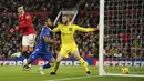 Penyerang Everton, Dominic Calvert-Lewin saat mencetak gol namun dianulir karena Offisede ke gawang Manchester United pada laga putaran ketiga Piala FA di Old Trafford di Manchester, Inggris, Sabtu (7/1/2023). Kemenangan ini memastikan MU melaju ke babak selanjutnya. (AP Photo/Dave Thompson)