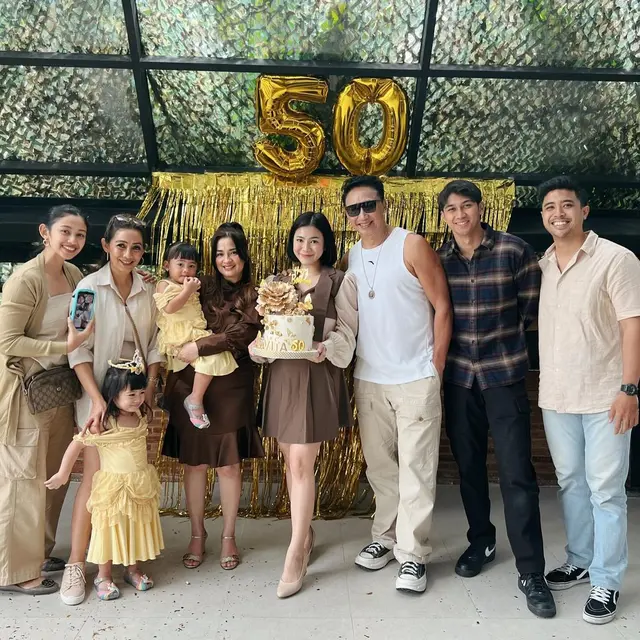 6 Potret Terbaru Novita Ibu Felicya Angelista Awet Muda di Usia 50 Tahun