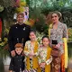 Yasmine Wildblood didapuk menjadi bridesmaid dengan tampilan adat Jawanya. Ia mengenakan kebaya kutu baru motif floral dipadukan selendang kuning dan bawahan kain batiknya. Rambutnya di tata sanggul klasik dihiasi melati. [@yaswildblood]